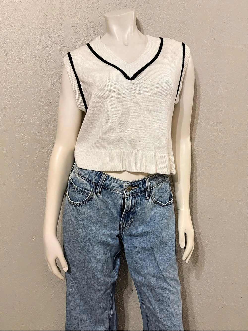 H&M V-Neck Sweater Vest in White & Black Size XS